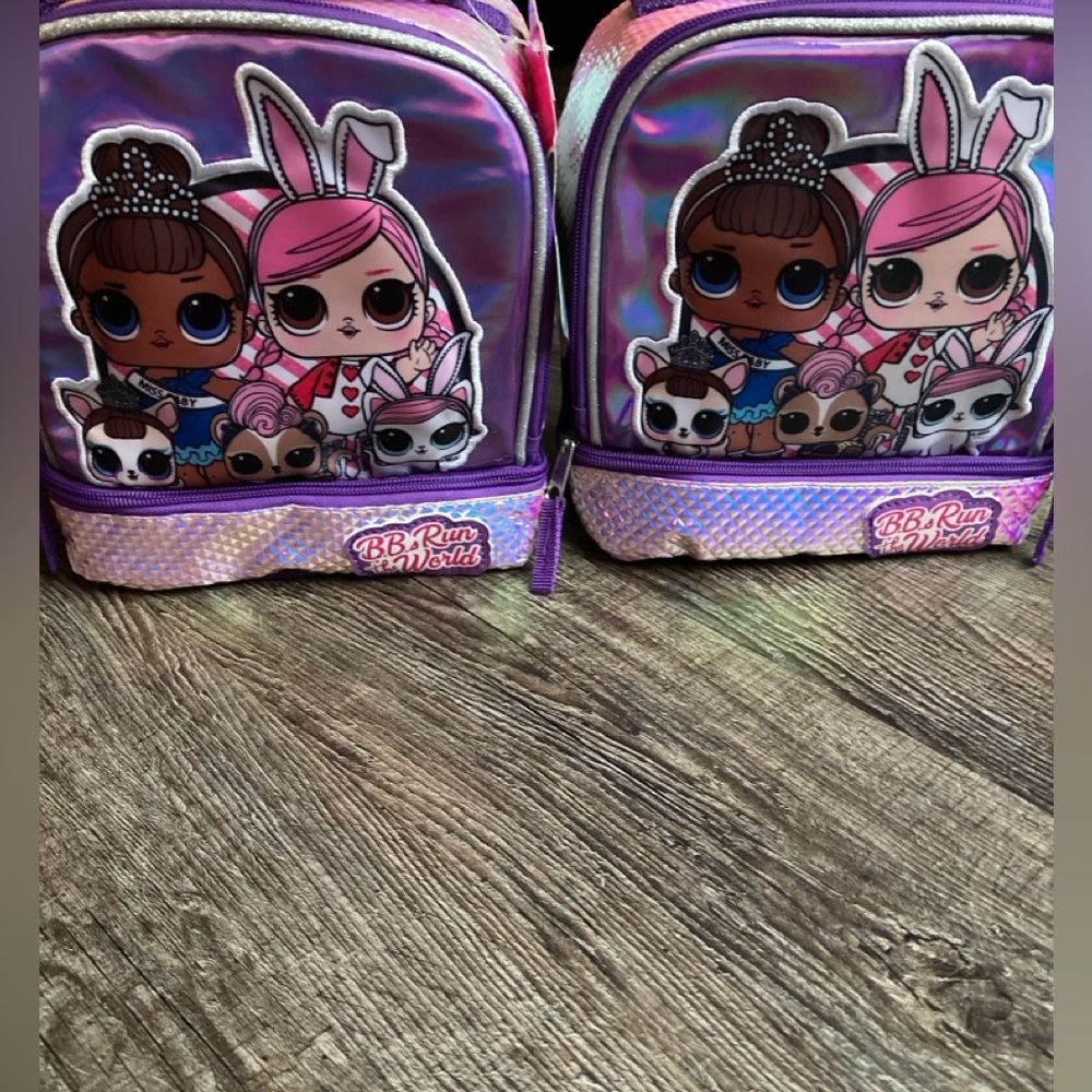 one of the lunch bags doesn’t have tags on it.